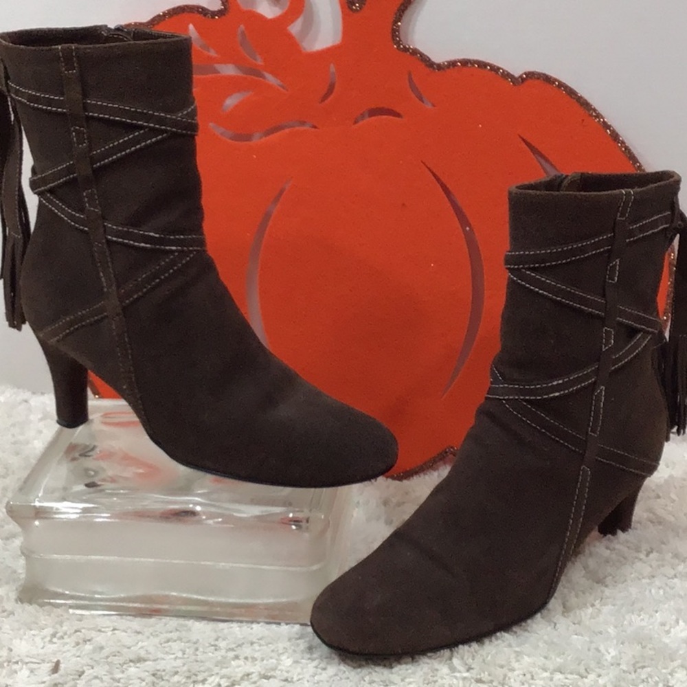 Bisou Bisou brown suede heeled booties 8.5
